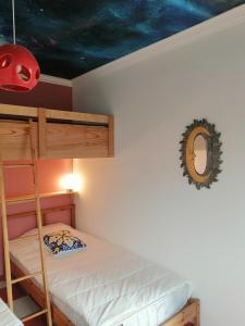 巴勒尔卡普登木屋旅馆的一间卧室配有一张双层床和蓝色的天花板