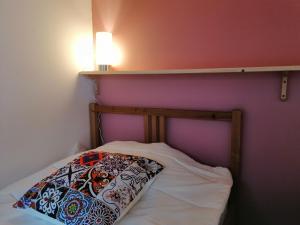 巴勒尔卡普登木屋旅馆的一张小床,上面有枕头