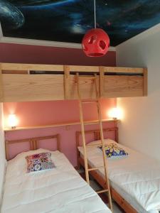 巴勒尔卡普登木屋旅馆的一间卧室设有两张双层床和红灯