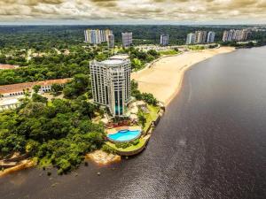 马瑙斯Tropical Executive Flat Vista Maravilhosa do Rio的海滩旁建筑物的空中景观