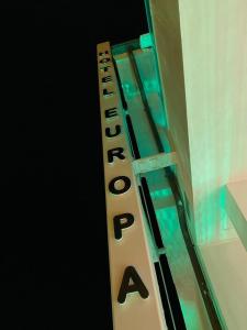 瓦斯托EUROPA Hotel的书架边的标志,上面写着教育字