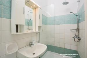 布卡里Anna Apartments Boukari的白色的浴室设有水槽和镜子