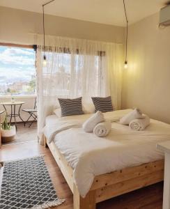 埃拉特Eilat vacation house דירות נופש אילת的一间卧室配有一张带白色床单的大床