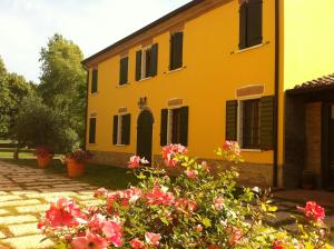 Curtatone科尔特卡皮路皮亚农家乐的前面有鲜花的黄色房子