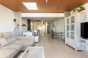 阿德耶Vivienda Vacacional El Balcón de Villas Canarias的客厅配有沙发和桌子