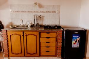 马拉圭Hakuna Matata的厨房配有水槽和黑冰箱。