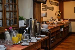 布宜诺斯艾利斯海军中央酒店的厨房配有装满食物和饮料的柜台