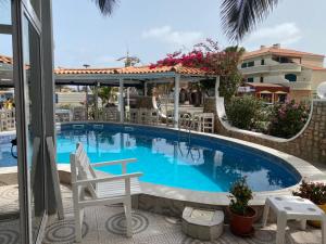 圣玛丽亚Hotel NHATERRA的一个带椅子和桌子的度假村游泳池