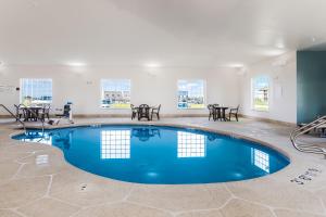 North Liberty北利伯蒂/科拉尔维尔司丽普酒店的一个带桌椅的房间的游泳池
