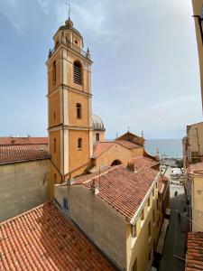 阿雅克修Chez Andrea, Centre Historique Ajaccio的享有带钟楼建筑的景致