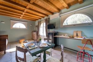 圣卢西亚Agriturismo Bellandi的厨房以及带桌椅的起居室。