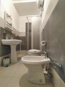 San VittorinoAirport Inn Preturo Affittacamere的一间带卫生间和水槽的浴室