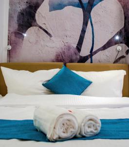 慕尼黑HOMELY STAY Studio 1的一张带白色床单和蓝色枕头的床