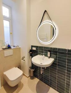 慕尼黑HOMELY STAY Studio 1的一间带卫生间、水槽和镜子的浴室