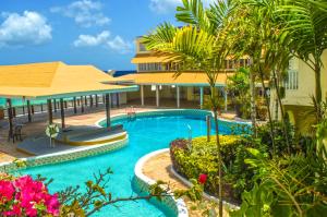 基督教堂市Barbados Beach Club Resort - All Inclusive的度假村游泳池的图片