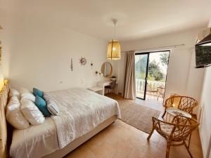 阿彻奇洛斯Afroditi Junior Suites的一间卧室配有一张床、一张书桌和一个窗户。