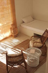 Sant Francesc de s'EstanyLa Pandilla Ibiza的配有床、椅子和桌子的房间