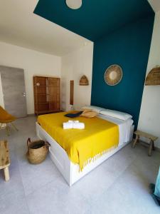 马鲁焦Casa Vacanza Le Dune - Mare的一间卧室配有一张带黄色毯子的大床