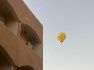 卢克索Rose Guest House的空中飞着的黄色热气球