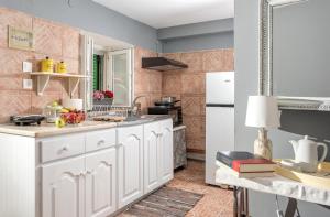 帕拉马Agistri By The Sea的厨房配有白色橱柜和白色冰箱。