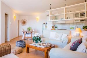 奇亚Villa Marysol的客厅配有白色的沙发和桌子
