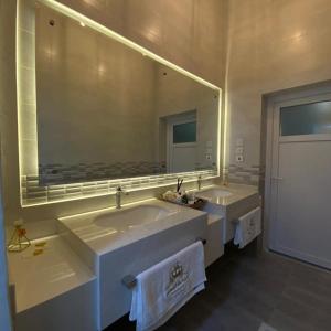 塞拉莱The Palace Chalet的一间带两个盥洗盆和大镜子的浴室
