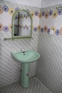 拜蒂克洛Batti Relax Point的一间带绿色水槽和镜子的浴室