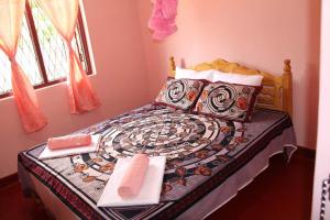 拜蒂克洛Batti Relax Point的一间卧室配有一张床,上面有两条毛巾