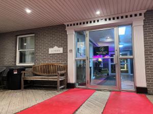 悉尼Harbourview Inn and Suites的楼前红地毯,带长凳