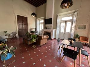 圣路易斯波托西Iturbide500 hostal的客厅配有沙发和桌子