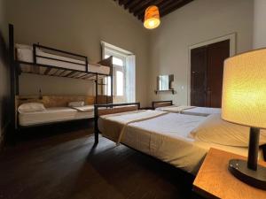 圣路易斯波托西Iturbide500 hostal的一间卧室配有两张双层床和一盏灯。