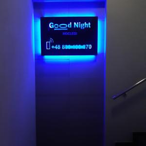 切霍维采-杰济采Good Night noclegi - wjazd do Bielsko Biała od Katowic droga E75 , S1的电梯上读到现代夜晚的蓝色标志