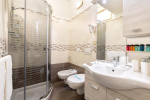 里乔内Hotel Edelweiss Riccione的浴室配有卫生间、盥洗盆和淋浴。