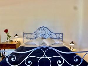 亚历山德里亚La Fornace的一张蓝色和白色的床,配有两个枕头