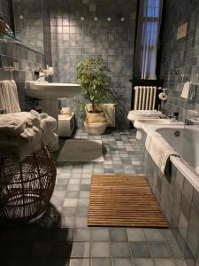 亚历山德里亚La Fornace的一间带水槽、浴缸和卫生间的浴室