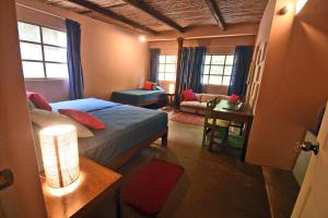 塔拉波托Casa Capirona 2 - Laguna Azul的一间卧室设有一张床和一间客厅。