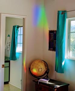 希洛Hilo Luxury Suite的墙上有彩虹的房间