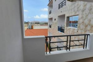 罗安达28A, Lumir Apartamento #8, Luanda的享有建筑景致的阳台