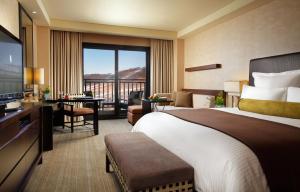 平昌平昌阿尔帕西亚洲际度假酒店的酒店客房设有一张大床和一台电视。