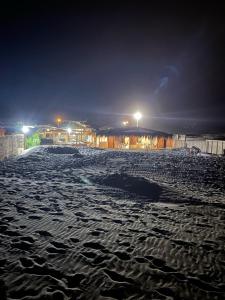 维加伊托Vistazul的夜晚有灯光的沙滩