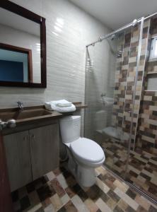 SoledadHotel Kai Soledad Atlántico的浴室配有卫生间、盥洗盆和淋浴。