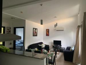 里奥阿托Villa en Ibiza Residence II, disfruta en familia的客厅配有沙发和桌子