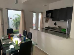 Villa en Ibiza Residence II, disfruta en familia的厨房或小厨房