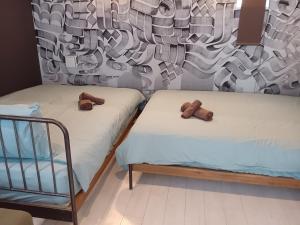 东京AOCA Kaminoge 501的客房内的两张床和毛巾