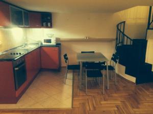 布达佩斯寿司公寓的小厨房配有桌椅