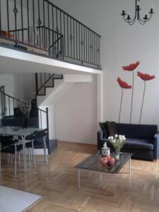 布达佩斯寿司公寓的客厅配有沙发和桌子
