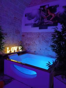 图里Suite dream room的紫色灯房内的浴缸