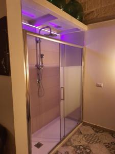 图里Suite dream room的浴室内带紫色灯的淋浴
