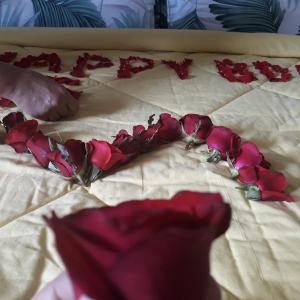 班顿甘Villa Seruni Bandungan的床上玫瑰制成的心