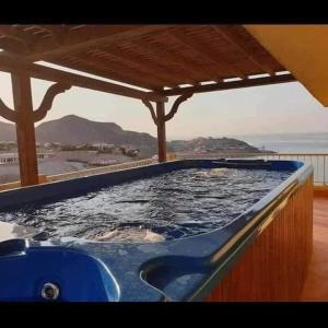 艾因苏赫纳Amazing sea view Pentahouse Apartment in Pyramids Porto El-Sokhna的船上甲板上的热水浴池